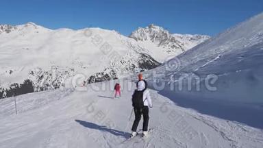 冬季山坡两名滑雪女子滑雪雕刻风格